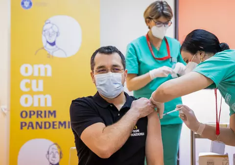 Vlad Voiculescu a primit a doua doză de vaccin anti-COVID