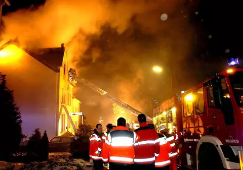 Un german și-a dat foc la casă, după ce a încercat să dezghețe țevile de apă cu un uscător de păr