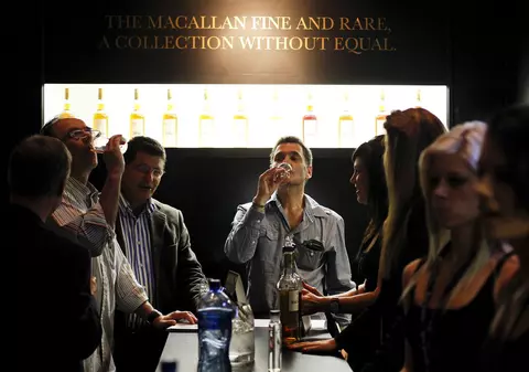 Sticlă de whisky veche de 95 de ani, vândută cu 1.160.000 de euro la o licitație. Care este recordul mondial