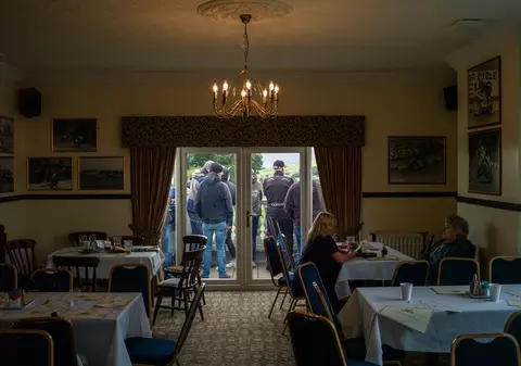 Fără mască și fără distanțare socială. Insula din apropiere de Marea Britanie unde viața a revenit la normal