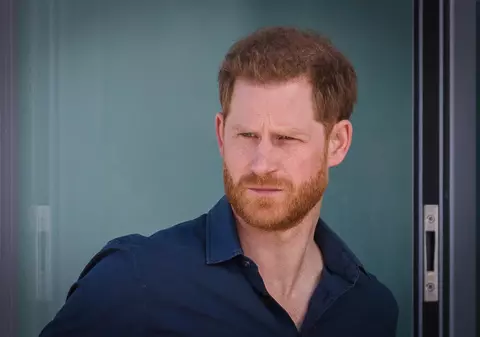 Prințul Harry a primit scuze și despăgubiri din partea unei publicații care îl acuza că îi ignoră pe colegii lui militari