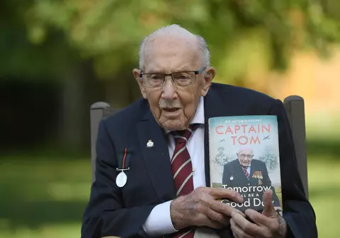 Sir Tom Moore, veteranul de război de 100 de ani care a strâns peste 32 de milioane de lire sterline pentru medicii din Marea Britanie, a murit de COVID