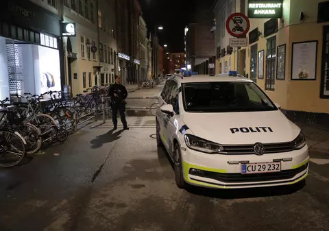 Ce condamnare a primit un danez care a tușit în fața a doi polițiști și apoi a strigat că are coronavirus