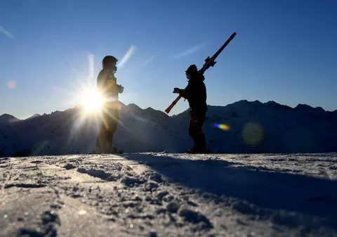 „Să poți schia fără nimeni în jurul tău e fenomenal”. Cum arată sezonul de schi într-o stațiune austriacă fără turiști, în care doar localnici ajung pe pârtie