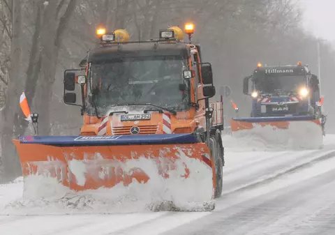 Trei hoți germani s-au dat drept salvatori și i-au furat mașina unei femei care ceruse ajutor, după ce rămăsese în nămeți