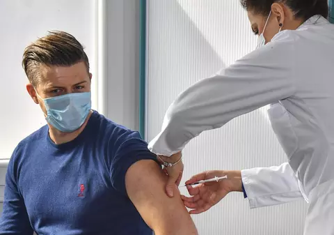 Comitetul de Vaccinare a anunțat data la care vor fi disponibile noi locuri la vaccinare pentru persoanele peste 65 de ani