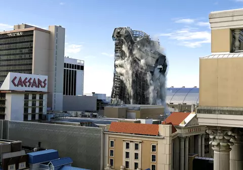 VIDEO | Un hotel deținut în trecut de Donald Trump a fost demolat prin implozie. Hotelurile din jur au vândut bilete la „spectacol”