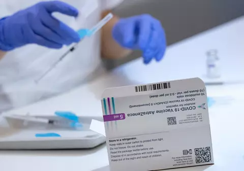 Ce se întâmplă cu persoanele vaccinate cu AstraZeneca din lotul retras? Noi lămuriri oferite de autorități