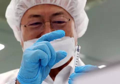 Un nou model de seringă, dezvoltat în Coreea de Sud, permite extragerea unui număr mai mare de doze de vaccin dintr-o fiolă