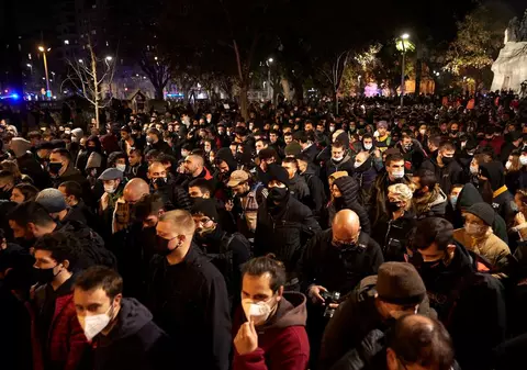 Arestări și răniți, în a treia zi de manifestații în Spania, după ce un rapper devenit simbol al libertății de exprimare a fost condamnat la închisoare