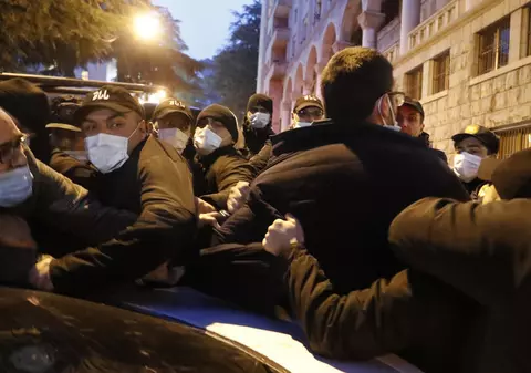 Zeci de arestări în Georgia, în urma protestelor opoziției, care cere alegeri anticipate