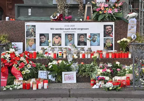 Svastici desenate pe pozele victimelor din atacul rasist de la Hanau, în care a fost ucis și un român. Poliția îi caută pe cei care au vandalizate două memoriale