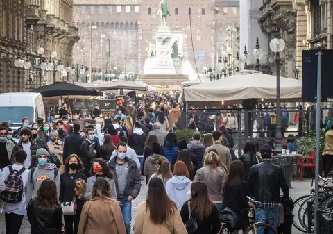 Aglomerație de nedescris la Milano, înainte ca orașul să fie din nou vizat de restricții