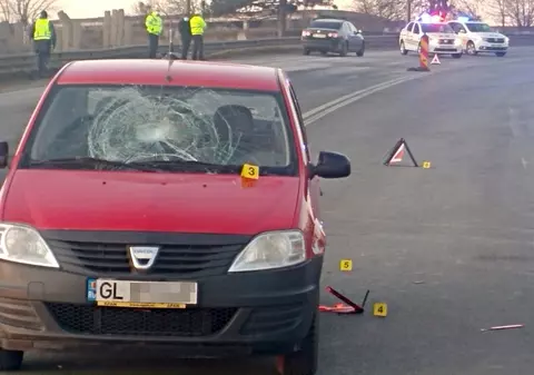 Polițiști loviți în plin de un autovehicul. Oamenii legii dirijau circulația pe o stradă din Galați unde se formase o groapă de mari dimensiuni