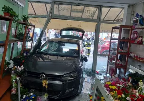 O mașină s-a oprit într-o florărie din Alba Iulia, plină de clienți, după ce a luat pe capotă o femeie. Doi copii au suferit atacuri de panică