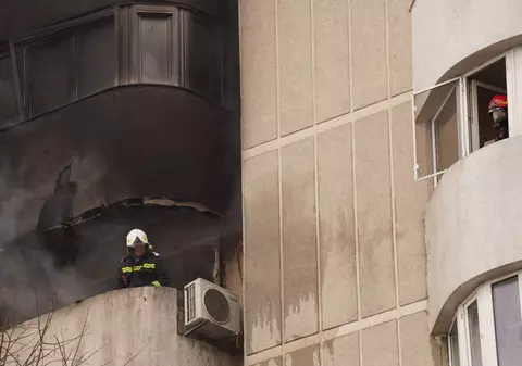 Un stat care privește mereu fără vină cum oamenii ard sau cad de la etaj