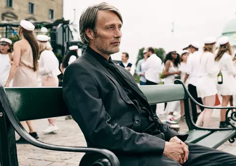 Marele actor Mads Mikkelsen, despre alcool, care e tema noului său film: „Să ai grijă de viața ta, atât timp cât o ai, că probabil doar una ai”
