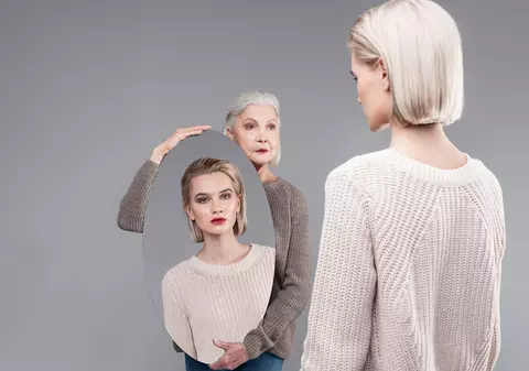 Cele mai bune vopsele și nuanțatoare pentru păr blond cenușiu