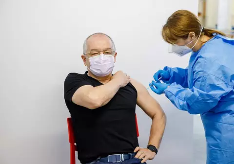 Emil Boc s-a vaccinat cu o doză din lotul cu probleme de la AstraZeneca: „Nu am avut alte simptome decât cele obișnuite unei răceli”