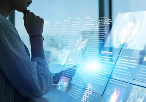 Înăuntru și afară. Ce pierdem noi, românii, atunci când suntem pasionați doar de ceea ce se întâmplă în propria noastră bătătură