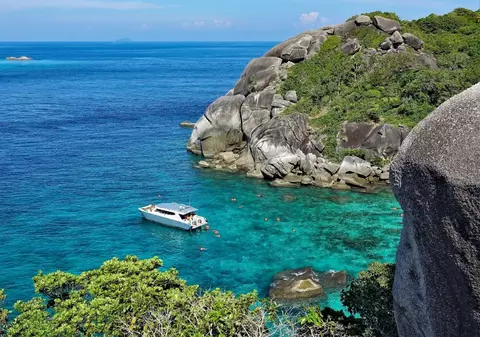 Turiștii care vizitează Thailanda vor sta două săptămâni în carantină pe iaht