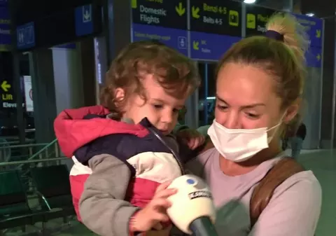 Simona Hapciuc a revenit în țară după eliminarea de la „Survivor România”. Reacția fiului de 3 ani, atunci când a văzut-o pe aeroport