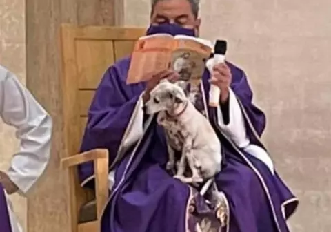 Un preot din Mexic a ţinut o liturghie cu căţelul în braţe: „Dacă îl las acasă, se întristează”