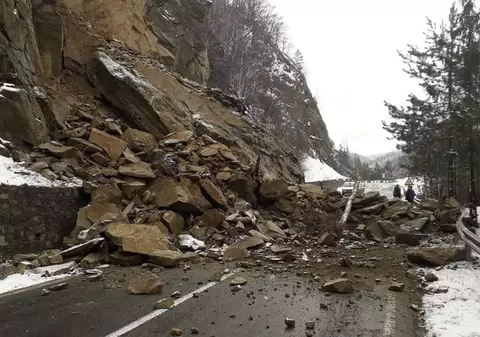 DN 10 este blocat în zona Siriu de 16 ore, după ce o stâncă s-a prăbușit și a blocat drumul. Autoritățile vor să îndepărteze rocile cu explozibil