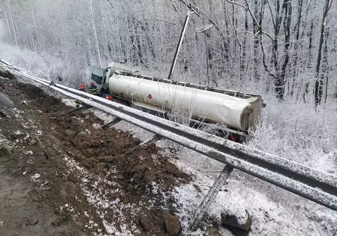 O autocisternă încărcată cu 30 de tone de motorină s-a răsturnat în apropiere de Huși
