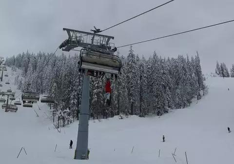 Imagini incredibile în Poiana Brașov. Un bărbat a vrut să sară din telescaun, după ce i-a căzut unul dintre schiuri