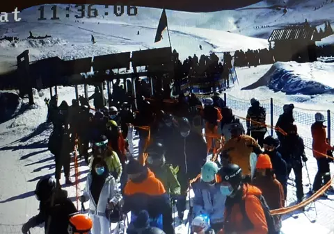 Zeci de turişti au stat la coadă la telegondola din Sinaia. Peste 2.600 de oameni au urcat la Cota 2000