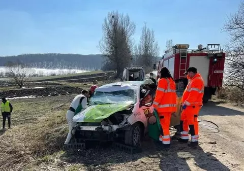 O mașină care participa la Raliul Brașovului a intrat într-un cap de pod. Copilotul bulgar, preluat de un elicopter SMURD