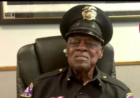 Prezent la datorie din 1965. Un polițișt în vârstă de 91 de ani refuză să se pensioneze