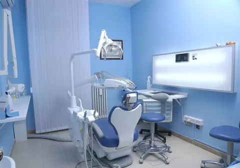 Cei doi falși stomatologi care au lucrat timp de patru ani într-un cabinet din București au fost reținuți