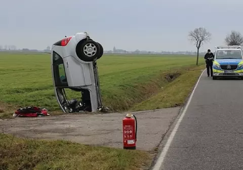 Acrobație uimitoare reușită de o șoferiță de 81 de ani. Așa au găsit polițiștii mașina