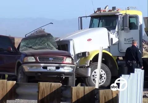 Cel puțin 13 morți într-un accident în California, după un impact violent între un SUV și un camion