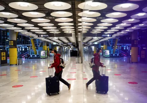 Pașaport de vaccinare până la vară. Comisia Europeană a dezvăluit cum va arăta „adeverința electronică verde” cu care vom călători liber în UE