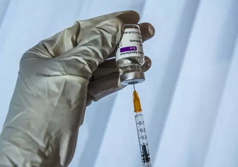 Istoria tulburată a vaccinului AstraZeneca: primit cu brațele deschise în Marea Britanie, privit cu reticență în UE