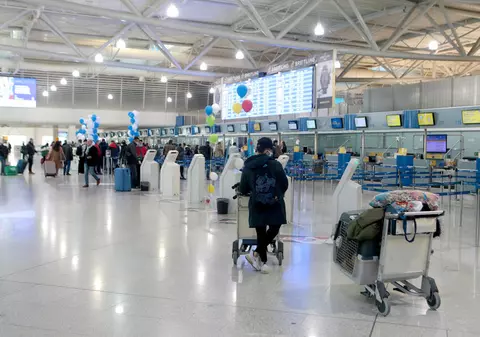 Migranţi care se dădeau drept sportivi români, opriți de poliţia greacă pe aeroportul din Atena