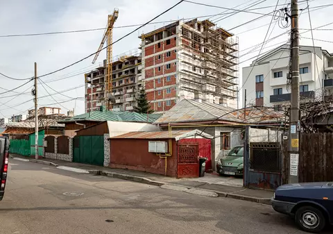 Locuitorii dintr-o zonă de case din București s-au trezit cu două blocuri de 9 etaje în spatele curților. „Eu, dacă fac o magazie fără autorizație, imediat mă aruncă în instanță”