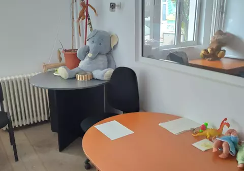 Peste 3.000 copii sunt abuzați sexual în fiecare an, iar justiția noastră nu are nici locuri unde să-i audieze, o amenajare care costă doar 10.000 de euro! Cum arată camerele?
