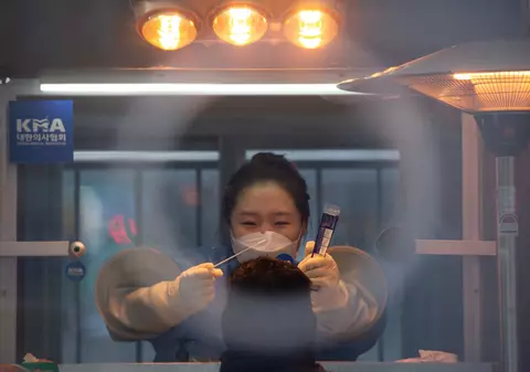 Cinci pași vitali pentru combaterea eficientă a COVID, în mijlocul celui de-al treilea val pandemic: lecții de la țările care au reușit