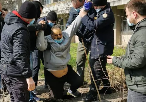 Deținutul care a evadat și a fost prins apoi într-un canal era închis pentru omor. „Tati a bătut-o pe mami, de nu mai mișcă”