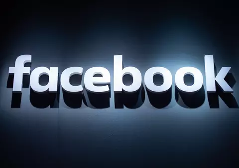 Ochelarii inteligenți dezvoltați de Facebook ar putea fi dotați cu recunoaștere facială