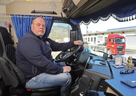 Manevră nebună cu TIR-ul făcută de un șofer, ca să-și salveze colegul căzut cu capul pe volan la 90 km/h, în Germania