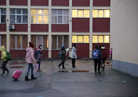 Elevii din clasele terminale merg la școală prin rotație în scenariul roșu. Ministerul Educației pregătește un ordin