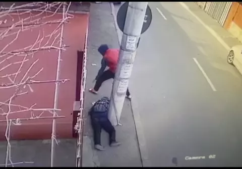 Bărbat întins pe trotuar, „cu răni sângerânde”, jefuit de un tânăr de 20 de ani în București