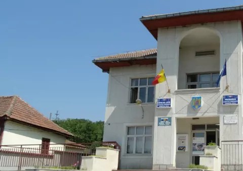 Angajații unei primării din Dolj, acuzați că au făcut chef în instituție. Edilul: „Am avut o ședință mai lungă”