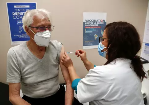 Vaccinul AstraZeneca poate fi administrat și celor peste 55 de ani. Cum motivează Comitetul de Vaccinare ridicarea restricției de vârstă