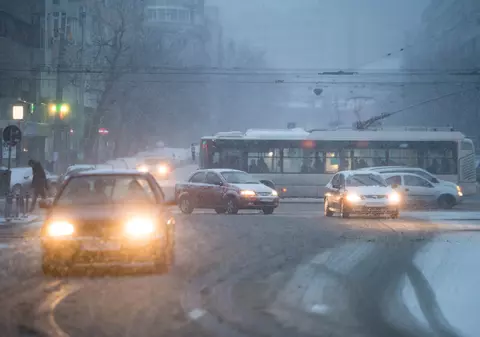 Iarna revine puternic în București. Zăpadă și vânt puternic din această noapte